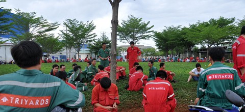Làm nửa năm không lương, hàng trăm công nhân đóng tàu đình công - Ảnh 1. Làm nửa năm không lương, hàng trăm công nhân đóng tàu đình công - Ảnh 1.