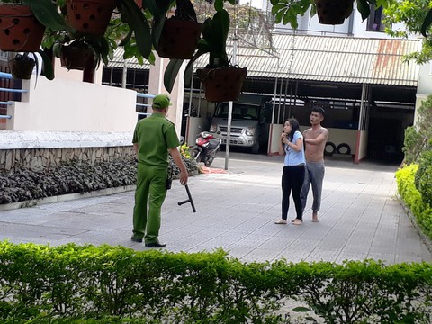 Khởi tố nghi can khống chế nữ nhân viên làm con tin ở Huế - Ảnh 1. Khởi tố nghi can khống chế nữ nhân viên làm con tin ở Huế - Ảnh 1.