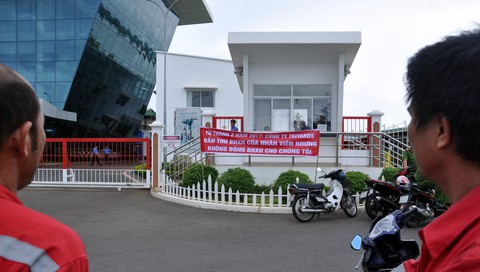 Làm nửa năm không lương, hàng trăm công nhân đóng tàu đình công - Ảnh 2. Làm nửa năm không lương, hàng trăm công nhân đóng tàu đình công - Ảnh 2.