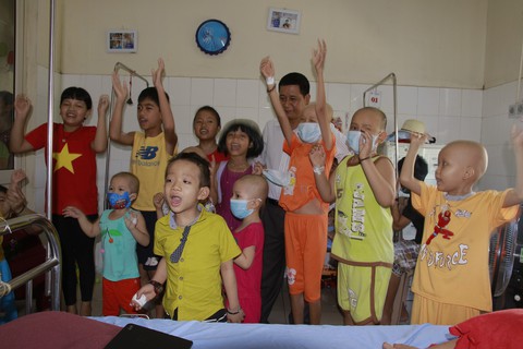 Bệnh nhi Huế - Đà Nẵng reo vui khi nhận quà 1-6 báo Tuổi Trẻ - Ảnh 2. Bệnh nhi Huế - Đà Nẵng reo vui khi nhận quà 1-6 báo Tuổi Trẻ - Ảnh 2.