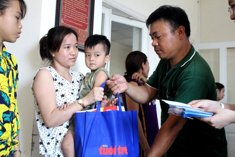 Bệnh nhi Huế - Đà Nẵng reo vui khi nhận quà 1-6 báo Tuổi Trẻ - Ảnh 6. Bệnh nhi Huế - Đà Nẵng reo vui khi nhận quà 1-6 báo Tuổi Trẻ - Ảnh 6.