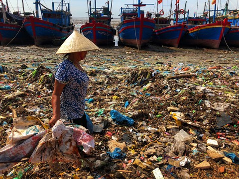Kinh hoàng biển… rác ở Hậu Lộc, Thanh Hóa - Ảnh 1. Kinh hoàng biển… rác ở Hậu Lộc, Thanh Hóa - Ảnh 1.