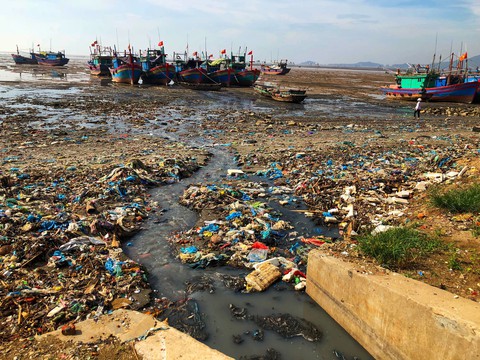Kinh hoàng biển… rác ở Hậu Lộc, Thanh Hóa - Ảnh 8. Kinh hoàng biển… rác ở Hậu Lộc, Thanh Hóa - Ảnh 8.