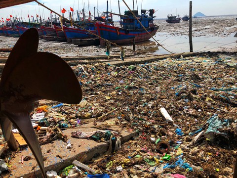 Kinh hoàng biển… rác ở Hậu Lộc, Thanh Hóa - Ảnh 11. Kinh hoàng biển… rác ở Hậu Lộc, Thanh Hóa - Ảnh 11.
