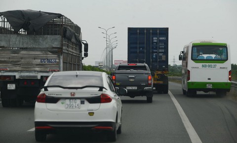 Nguy cơ tai nạn rình rập từng giây trên cao tốc - Ảnh 1. Nguy cơ tai nạn rình rập từng giây trên cao tốc - Ảnh 1.