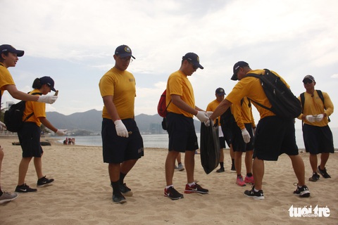 Thủy thủ tàu bệnh viện hải quân Mỹ làm sạch biển Nha Trang - Ảnh 3. Thủy thủ tàu bệnh viện hải quân Mỹ làm sạch biển Nha Trang - Ảnh 3.