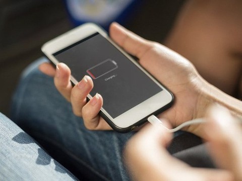 5 mẹo sạc smartphone giúp tăng tuổi thọ pin - Ảnh 2. 5 mẹo sạc smartphone giúp tăng tuổi thọ pin - Ảnh 2.