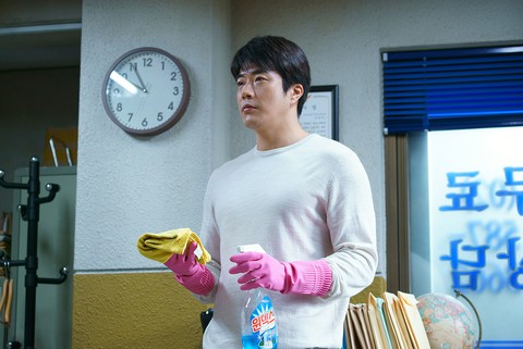 Kwon Sang Woo làm thám tử sợ vợ trong The Accidental Detective 2 - Ảnh 9. Kwon Sang Woo làm thám tử sợ vợ trong The Accidental Detective 2 - Ảnh 9.