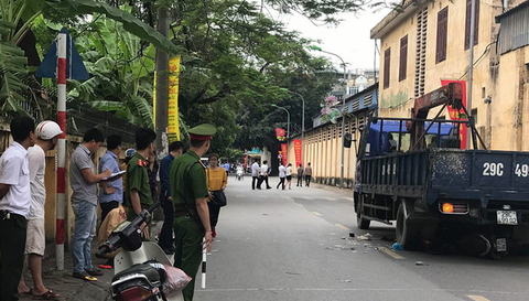 Xe tải lùi cuốn cả gia đình vào gầm, thai nhi rớt khỏi bụng mẹ - Ảnh 1. Xe tải lùi cuốn cả gia đình vào gầm, thai nhi rớt khỏi bụng mẹ - Ảnh 1.