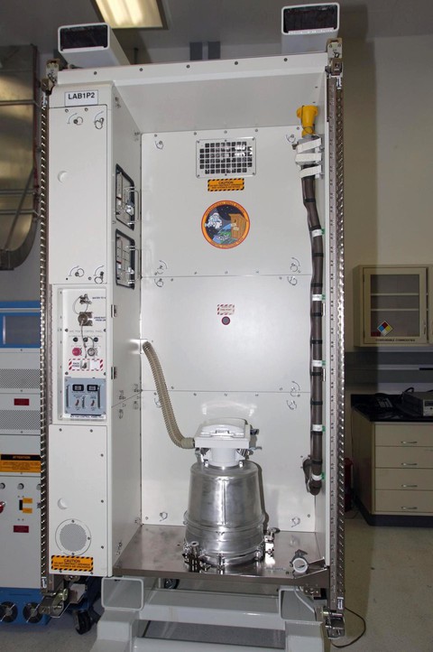 Phi hành gia kể khổ chuyện đi toilet trong vũ trụ - Ảnh 2. Phi hành gia kể khổ chuyện đi toilet trong vũ trụ - Ảnh 2.