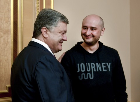 Truyền thông nổi điên vì nhà báo Nga ‘chết đi sống lại’ ở Ukraine - Ảnh 2. Truyền thông nổi điên vì nhà báo Nga ‘chết đi sống lại’ ở Ukraine - Ảnh 2.