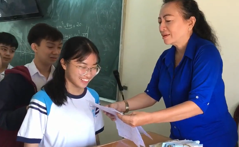 Cô giáo ở TP.HCM lại gây sốt với video thưởng tiền học sinh điểm cao - Ảnh 2. Cô giáo ở TP.HCM lại gây sốt với video thưởng tiền học sinh điểm cao - Ảnh 2.