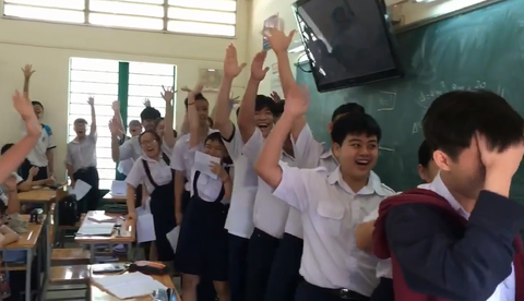 Cô giáo ở TP.HCM lại gây sốt với video thưởng tiền học sinh điểm cao - Ảnh 3. Cô giáo ở TP.HCM lại gây sốt với video thưởng tiền học sinh điểm cao - Ảnh 3.