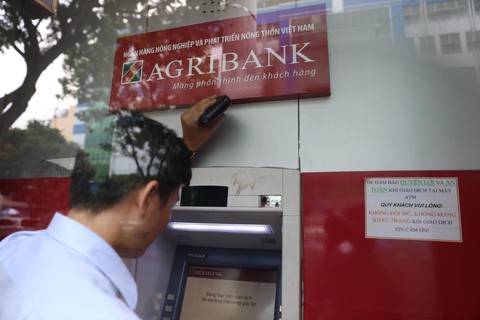 Agribank đã hoàn tiền cho tất cả 12 chủ thẻ ATM bị rút trộm - Ảnh 1. Agribank đã hoàn tiền cho tất cả 12 chủ thẻ ATM bị rút trộm - Ảnh 1.