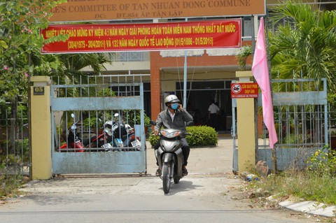 Gỡ biển báo cấm quay phim, chụp ảnh ở trụ sở UBND xã - Ảnh 1. Gỡ biển báo cấm quay phim, chụp ảnh ở trụ sở UBND xã - Ảnh 1.