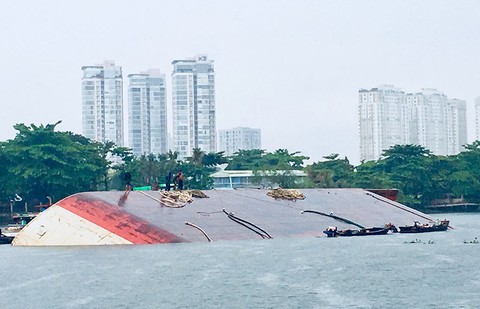 Sà lan lật trên sông Sài Gòn trong mưa - Ảnh 2. Sà lan lật trên sông Sài Gòn trong mưa - Ảnh 2.