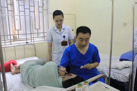 Bị cắn đứt tai trái khi đang nhậu với bạn - Ảnh 2. Bị cắn đứt tai trái khi đang nhậu với bạn - Ảnh 2.