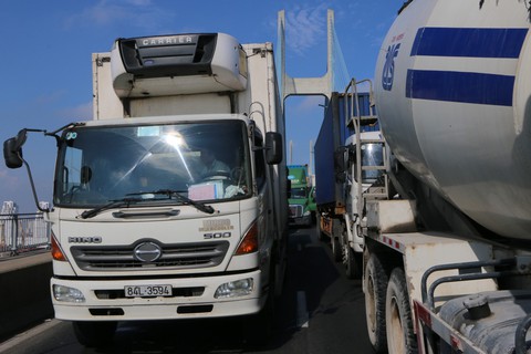 Tài xế bơ phờ trong dòng ôtô kẹt cứng trên cầu Phú Mỹ - Ảnh 2. Tài xế bơ phờ trong dòng ôtô kẹt cứng trên cầu Phú Mỹ - Ảnh 2.