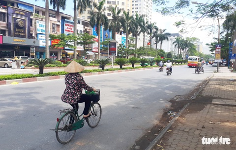 Khởi tố tài xế cãi nhau với vợ, lùi xe cán chết người đi xe đạp - Ảnh 3. Khởi tố tài xế cãi nhau với vợ, lùi xe cán chết người đi xe đạp - Ảnh 3.