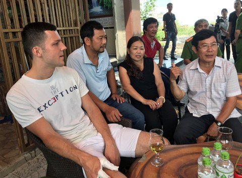 Hai ông Tây nghĩa hiệp cứu 2 cháu bé trong ngôi nhà bị cháy - Ảnh 4. Hai ông Tây nghĩa hiệp cứu 2 cháu bé trong ngôi nhà bị cháy - Ảnh 4.