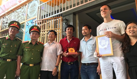 Hai ông Tây nghĩa hiệp cứu 2 cháu bé trong ngôi nhà bị cháy - Ảnh 1. Hai ông Tây nghĩa hiệp cứu 2 cháu bé trong ngôi nhà bị cháy - Ảnh 1.