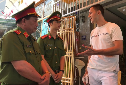 Hai ông Tây nghĩa hiệp cứu 2 cháu bé trong ngôi nhà bị cháy - Ảnh 2. Hai ông Tây nghĩa hiệp cứu 2 cháu bé trong ngôi nhà bị cháy - Ảnh 2.
