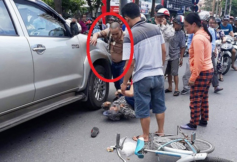 Khởi tố tài xế cãi nhau với vợ, lùi xe cán chết người đi xe đạp - Ảnh 1. Khởi tố tài xế cãi nhau với vợ, lùi xe cán chết người đi xe đạp - Ảnh 1.