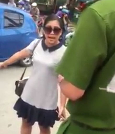 Nữ tài xế nói con người không quan trọng là chánh văn phòng đảng ủy - Ảnh 2. Nữ tài xế nói con người không quan trọng là chánh văn phòng đảng ủy - Ảnh 2.
