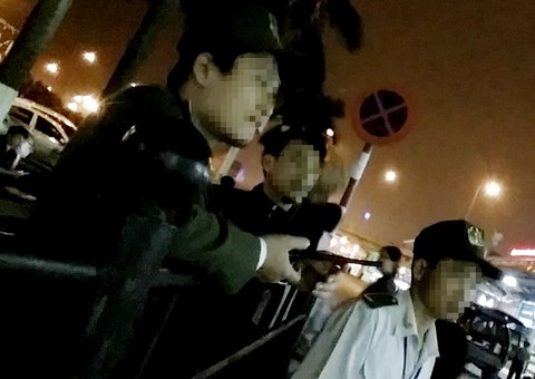 Cò xe lộng hành, chặt chém hù dọa hành khách ở sân bay - Ảnh 8. Cò xe lộng hành, chặt chém hù dọa hành khách ở sân bay - Ảnh 8.