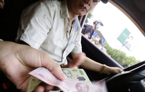Cò xe lộng hành, chặt chém hù dọa hành khách ở sân bay - Ảnh 1. Cò xe lộng hành, chặt chém hù dọa hành khách ở sân bay - Ảnh 1.