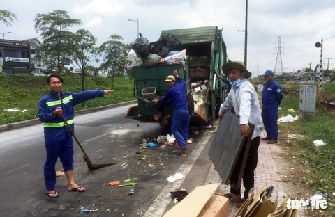Bô rác quá tải, rác hôi thối tràn ngập ra đường - Ảnh 4. Bô rác quá tải, rác hôi thối tràn ngập ra đường - Ảnh 4.