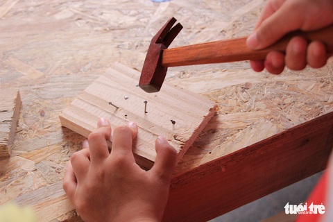 Trẻ thỏa sức sáng tạo với cưa, búa, đinh - Ảnh 6. Trẻ thỏa sức sáng tạo với cưa, búa, đinh - Ảnh 6.