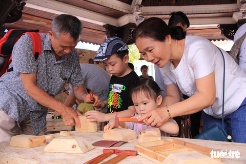 Trẻ thỏa sức sáng tạo với cưa, búa, đinh - Ảnh 8. Trẻ thỏa sức sáng tạo với cưa, búa, đinh - Ảnh 8.