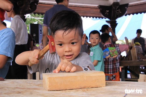 Trẻ thỏa sức sáng tạo với cưa, búa, đinh - Ảnh 4. Trẻ thỏa sức sáng tạo với cưa, búa, đinh - Ảnh 4.