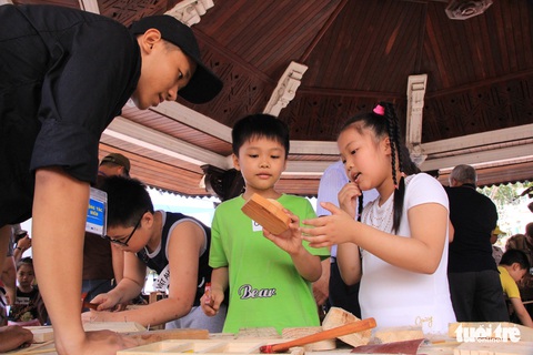 Trẻ thỏa sức sáng tạo với cưa, búa, đinh - Ảnh 1. Trẻ thỏa sức sáng tạo với cưa, búa, đinh - Ảnh 1.
