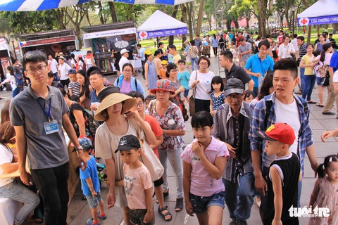 Trẻ thỏa sức sáng tạo với cưa, búa, đinh - Ảnh 2. Trẻ thỏa sức sáng tạo với cưa, búa, đinh - Ảnh 2.