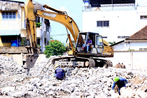 Gấp rút hoàn thành tháo dỡ hai thủy đài khổng lồ ở Sài Gòn - Ảnh 2. Gấp rút hoàn thành tháo dỡ hai thủy đài khổng lồ ở Sài Gòn - Ảnh 2.