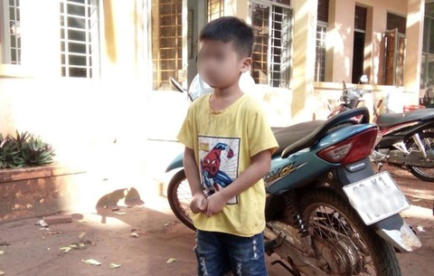 Truy bắt người phụ nữ bịt mặt nghi bắt cóc bé 5 tuổi - Ảnh 1. Truy bắt người phụ nữ bịt mặt nghi bắt cóc bé 5 tuổi - Ảnh 1.