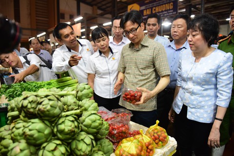 Phó thủ tướng thị sát chợ đầu mối lớn nhất nước lúc rạng sáng - Ảnh 3. Phó thủ tướng thị sát chợ đầu mối lớn nhất nước lúc rạng sáng - Ảnh 3.