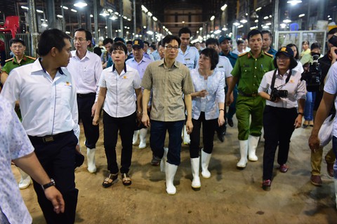 Phó thủ tướng thị sát chợ đầu mối lớn nhất nước lúc rạng sáng - Ảnh 2. Phó thủ tướng thị sát chợ đầu mối lớn nhất nước lúc rạng sáng - Ảnh 2.