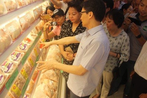 Phó Thủ tướng dùng bữa trưa 15.000 đồng cùng công nhân - Ảnh 2. Phó Thủ tướng dùng bữa trưa 15.000 đồng cùng công nhân - Ảnh 2.