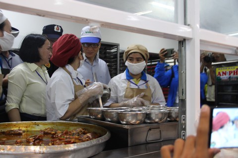Phó Thủ tướng dùng bữa trưa 15.000 đồng cùng công nhân - Ảnh 3. Phó Thủ tướng dùng bữa trưa 15.000 đồng cùng công nhân - Ảnh 3.