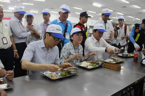 Phó Thủ tướng dùng bữa trưa 15.000 đồng cùng công nhân - Ảnh 1. Phó Thủ tướng dùng bữa trưa 15.000 đồng cùng công nhân - Ảnh 1.