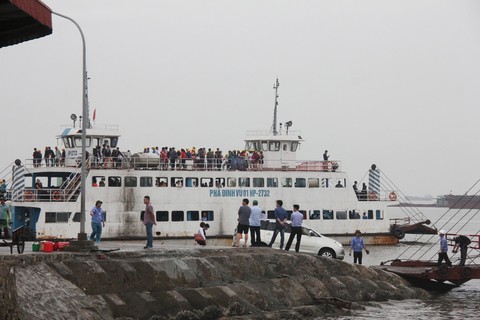 Tạm giữ 10 nhân viên bến phà Gót - Cái Viềng bán vé quay vòng - Ảnh 1. Tạm giữ 10 nhân viên bến phà Gót - Cái Viềng bán vé quay vòng - Ảnh 1.