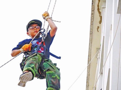 Phụ huynh nườm nượp đăng ký cho con học kỹ năng hè - Ảnh 1. Phụ huynh nườm nượp đăng ký cho con học kỹ năng hè - Ảnh 1.