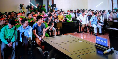 Hoãn xử bác sĩ Hoàng Công Lương vụ 8 bệnh nhân chạy thận tử vong - Ảnh 1. Hoãn xử bác sĩ Hoàng Công Lương vụ 8 bệnh nhân chạy thận tử vong - Ảnh 1.