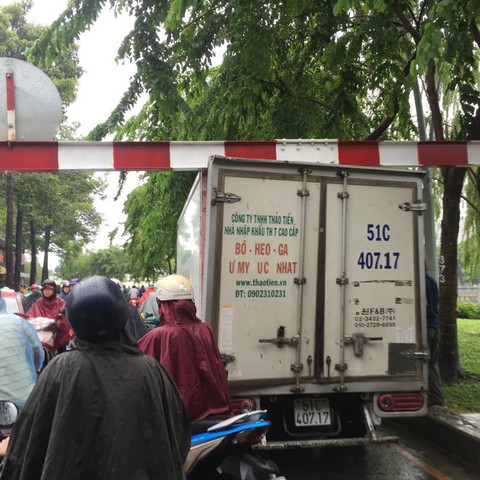 Ra đường gặp tài xế vô ý thức, phản ánh với ai? - Ảnh 1. Ra đường gặp tài xế vô ý thức, phản ánh với ai? - Ảnh 1.