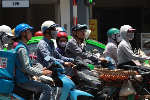 Dân Hà Nội như Ninja trong nắng nóng đầu mùa - Ảnh 2. Dân Hà Nội như Ninja trong nắng nóng đầu mùa - Ảnh 2.