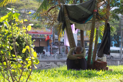 Dân Hà Nội như Ninja trong nắng nóng đầu mùa - Ảnh 6. Dân Hà Nội như Ninja trong nắng nóng đầu mùa - Ảnh 6.