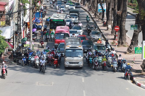 Dân Hà Nội như Ninja trong nắng nóng đầu mùa - Ảnh 5. Dân Hà Nội như Ninja trong nắng nóng đầu mùa - Ảnh 5.